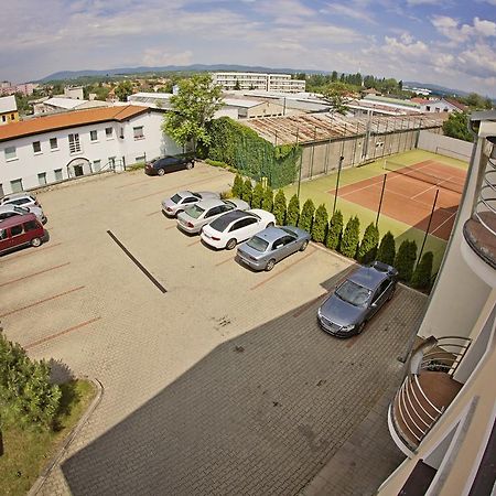 Hotel Eminent Zlaté Moravce Екстериор снимка