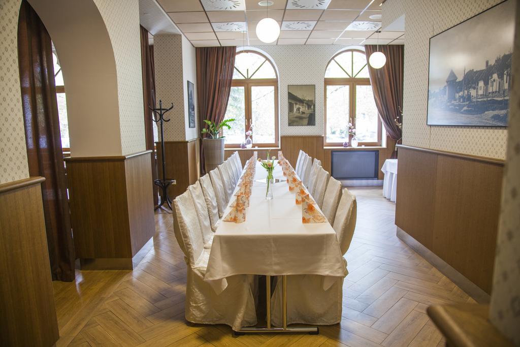 Hotel Eminent Zlaté Moravce Екстериор снимка