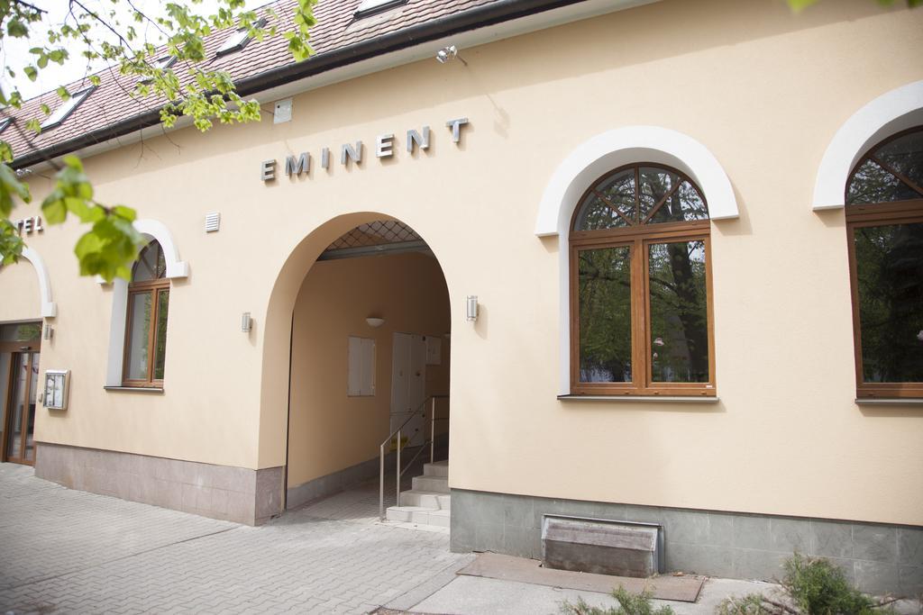 Hotel Eminent Zlaté Moravce Екстериор снимка