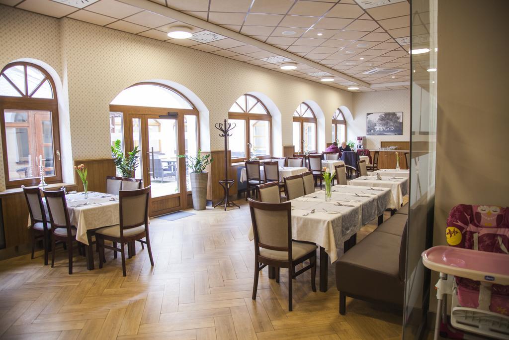 Hotel Eminent Zlaté Moravce Екстериор снимка