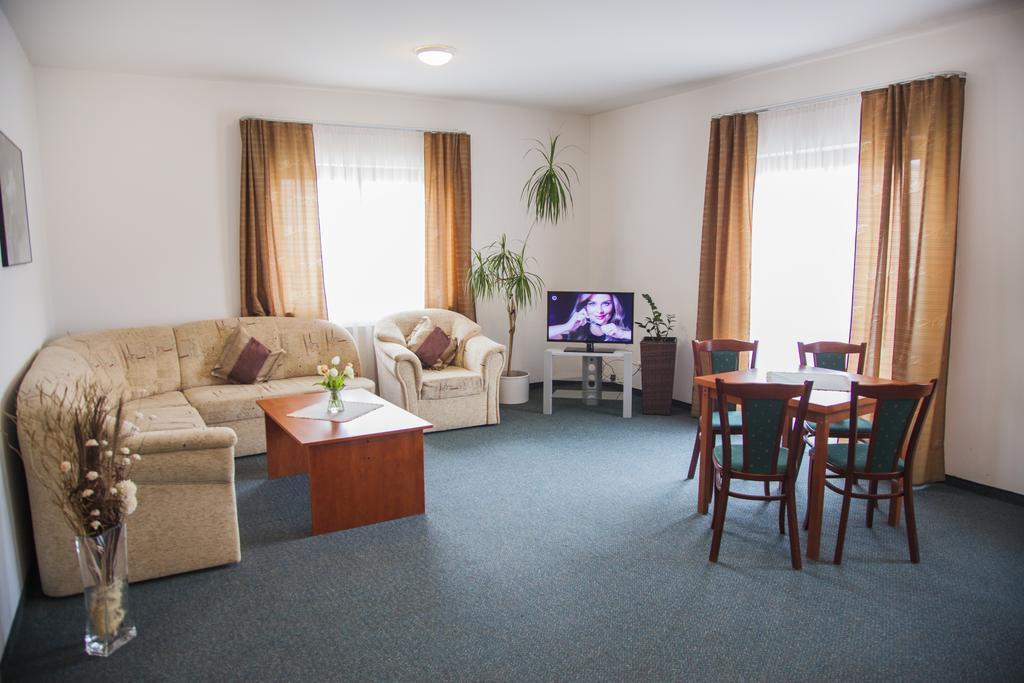 Hotel Eminent Zlaté Moravce Екстериор снимка
