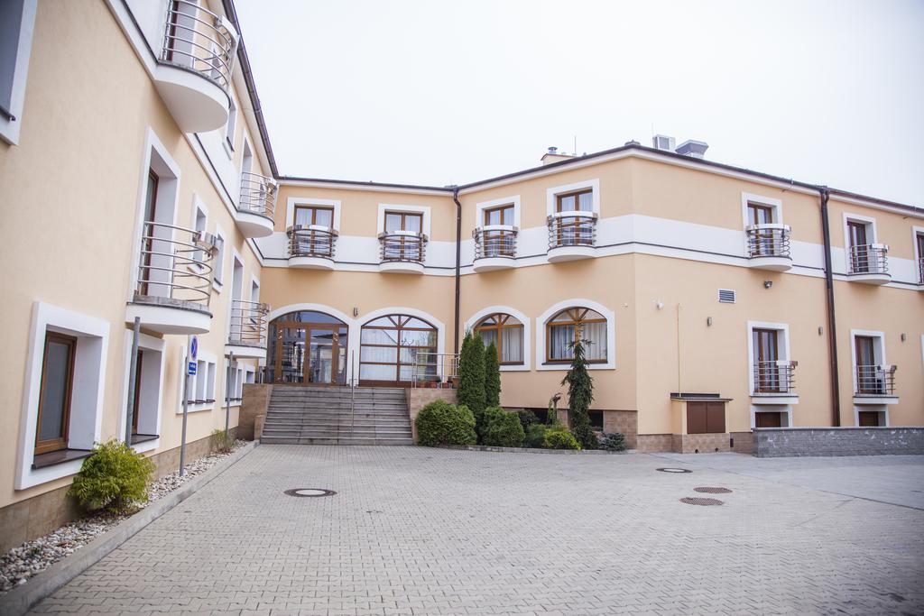 Hotel Eminent Zlaté Moravce Екстериор снимка