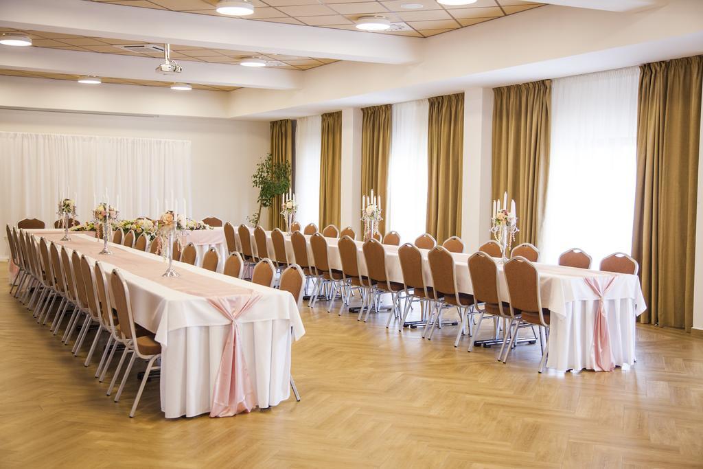 Hotel Eminent Zlaté Moravce Екстериор снимка