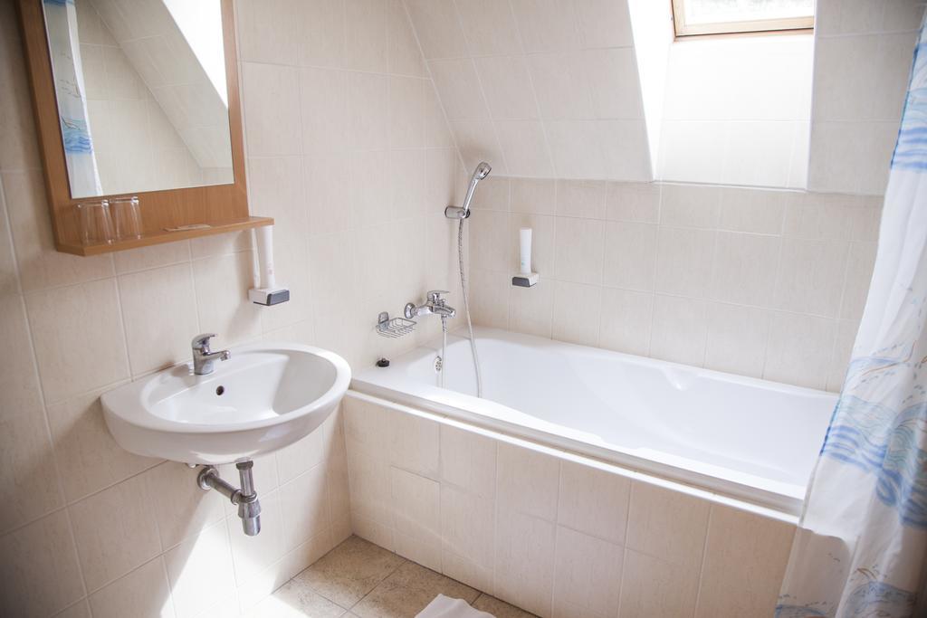 Hotel Eminent Zlaté Moravce Екстериор снимка