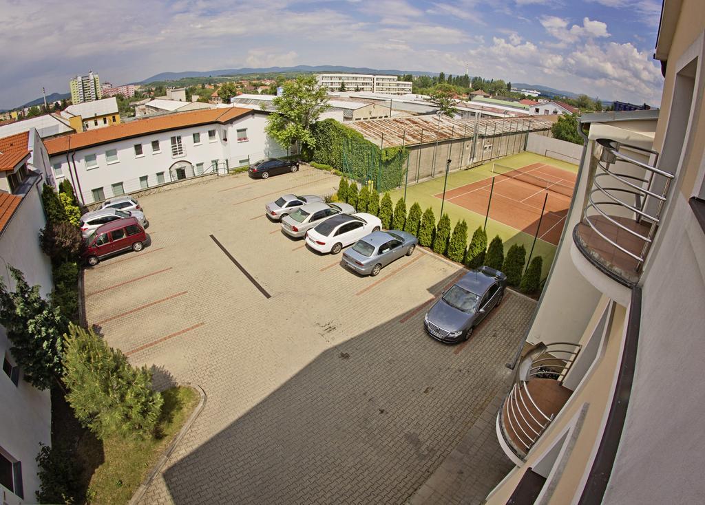 Hotel Eminent Zlaté Moravce Екстериор снимка