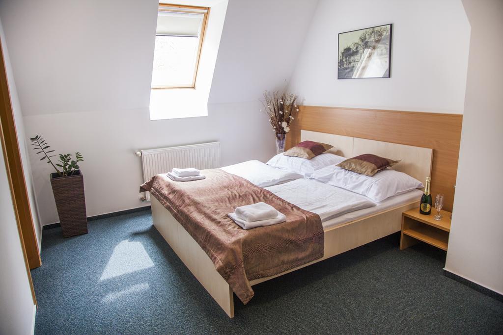 Hotel Eminent Zlaté Moravce Екстериор снимка