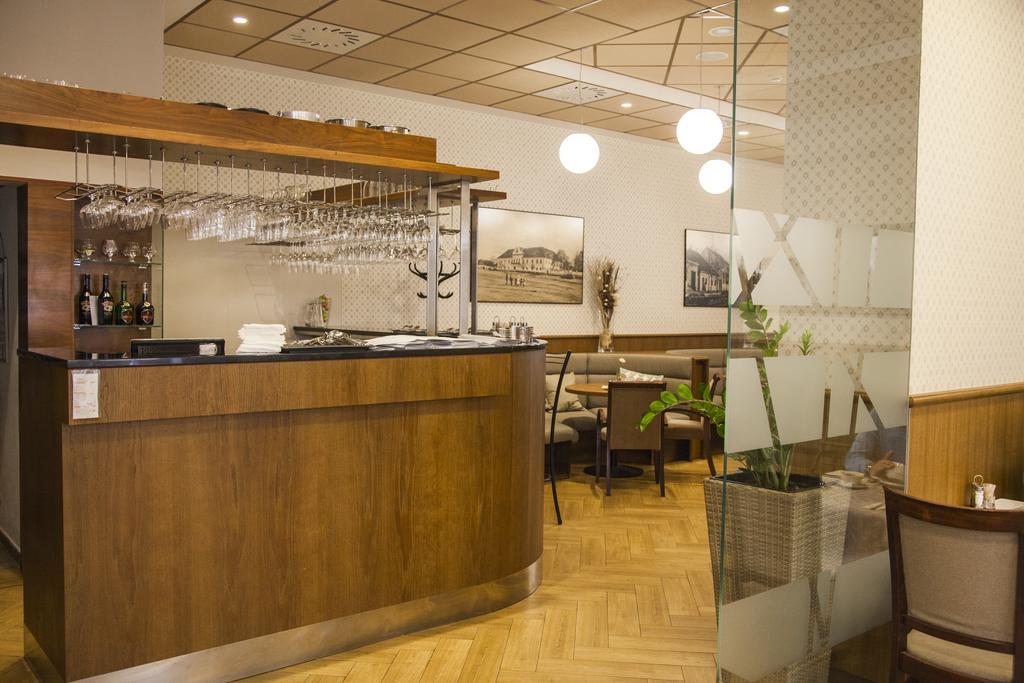 Hotel Eminent Zlaté Moravce Екстериор снимка